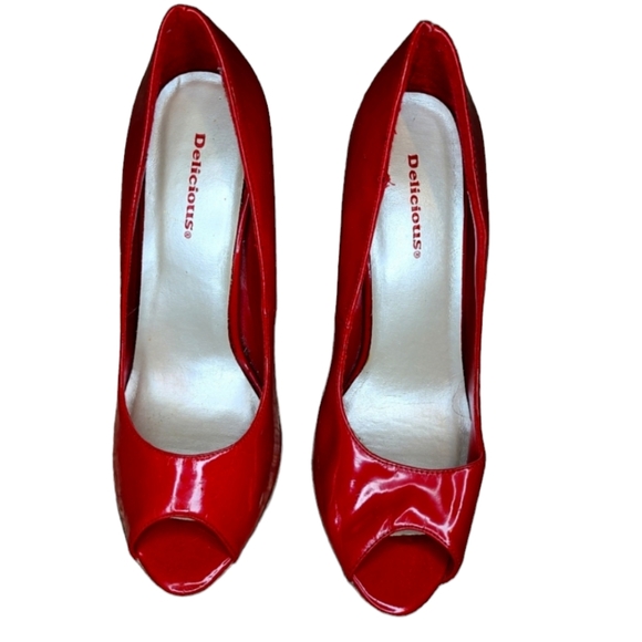 Delicious Shoes - *NWT* Red Pumps Size 9